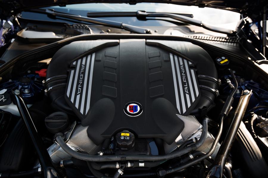 Моторный отсек Alpina B6 Bi-Turbo Coupe Edition 50 (F13) 2015 года  (фото 12 из 19)